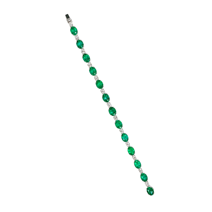 Approx 15.36 carats Oval Emerald&nbsp;
2.55 carats Round Diamonds
Necklace set in 18K White Gold