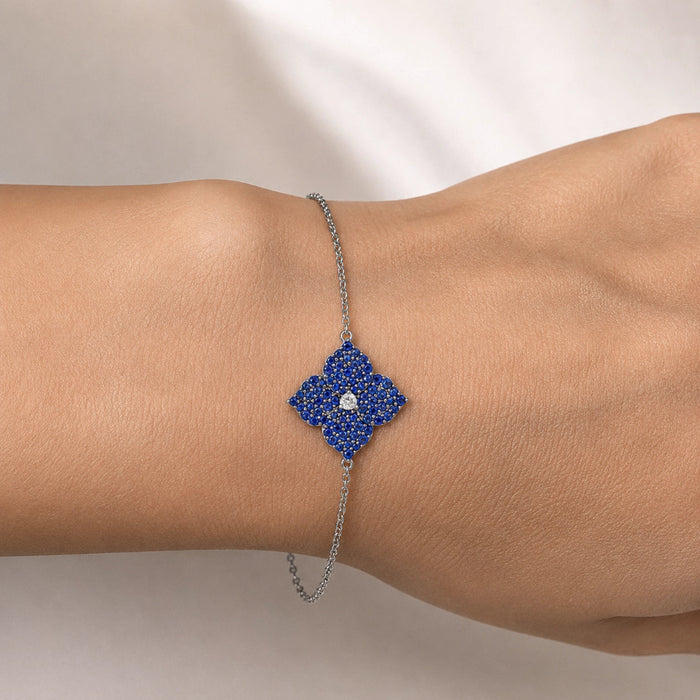 0.95 carats Round Blue Sapphire
0.04&nbsp;carats&nbsp;Center Round White Diamond
Bracelet&nbsp;Set in 18K White Gold
Flower Motif: 12mm X 12mm
Bracelet Length 6.75 Inches