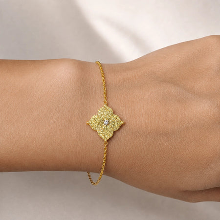 0.94 carats Round Yellow Sapphire
0.04 carats center Round White Diamond
Bracelet&nbsp;Set in 18K Yellow&nbsp;Gold
Flower Motif: 12mm X 12mm
Bracelet Length 6.75&nbsp;Inches