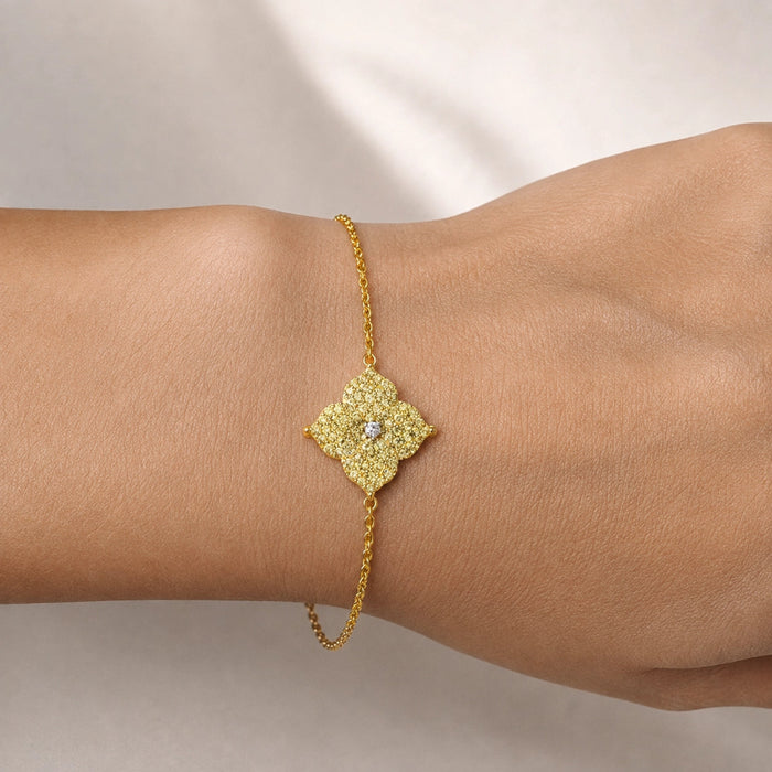 0.94 carats Round Yellow Sapphire
0.04 carats center Round White Diamond
Bracelet&nbsp;Set in 18K Yellow&nbsp;Gold
Flower Motif: 12mm X 12mm
Bracelet Length 6.75&nbsp;Inches